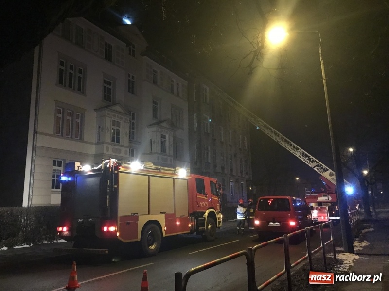 Zdjęcie w galerii na portalu naszraciborz.pl: O krok od tragedii. Ewakuacja mieszkańców kamienicy przy ul. Kościuszki  wiadomości z regionu