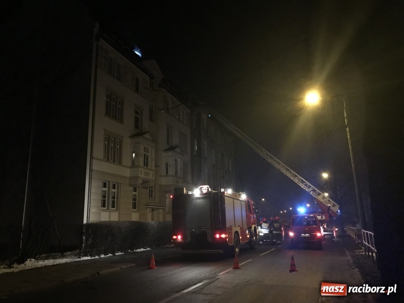 Zdjęcie w galerii na portalu naszraciborz.pl: O krok od tragedii. Ewakuacja mieszkańców kamienicy przy ul. Kościuszki  wiadomości z regionu