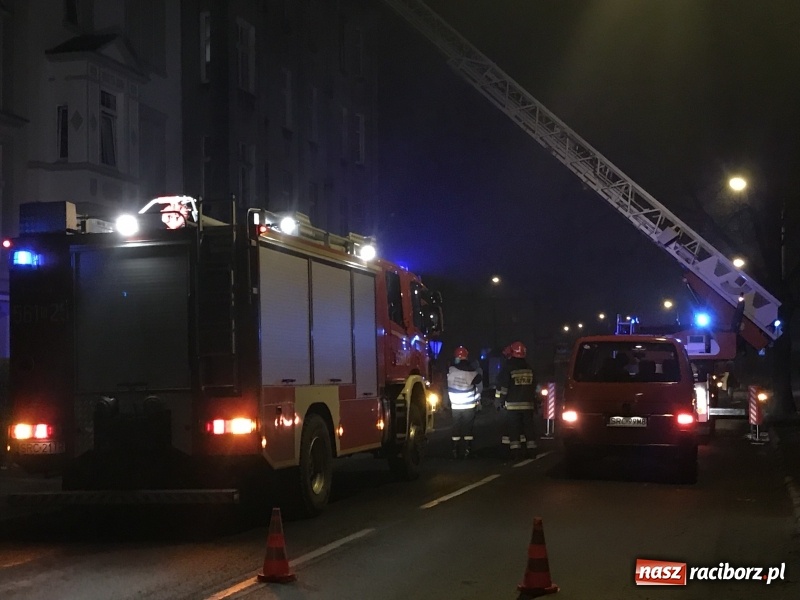 Zdjęcie w galerii na portalu naszraciborz.pl: O krok od tragedii. Ewakuacja mieszkańców kamienicy przy ul. Kościuszki  wiadomości z regionu
