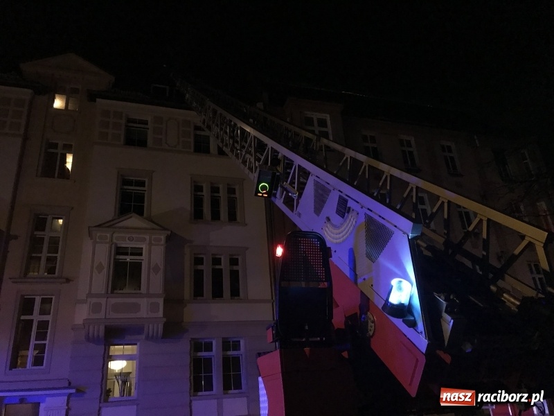 Zdjęcie w galerii na portalu naszraciborz.pl: O krok od tragedii. Ewakuacja mieszkańców kamienicy przy ul. Kościuszki  wiadomości z regionu