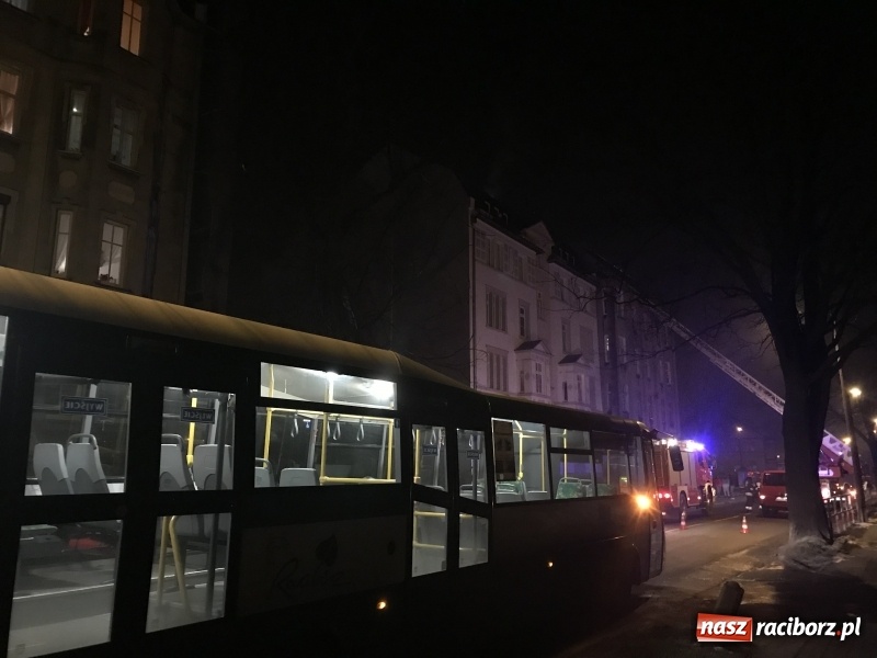 Zdjęcie w galerii na portalu naszraciborz.pl: O krok od tragedii. Ewakuacja mieszkańców kamienicy przy ul. Kościuszki  wiadomości z regionu