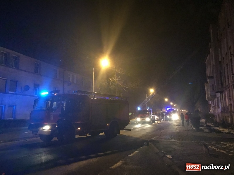 Zdjęcie w galerii na portalu naszraciborz.pl: O krok od tragedii. Ewakuacja mieszkańców kamienicy przy ul. Kościuszki  wiadomości z regionu