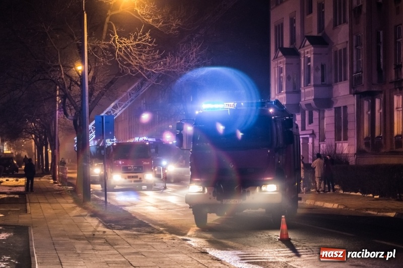 Zdjęcie w galerii na portalu naszraciborz.pl: O krok od tragedii. Ewakuacja mieszkańców kamienicy przy ul. Kościuszki  wiadomości z regionu