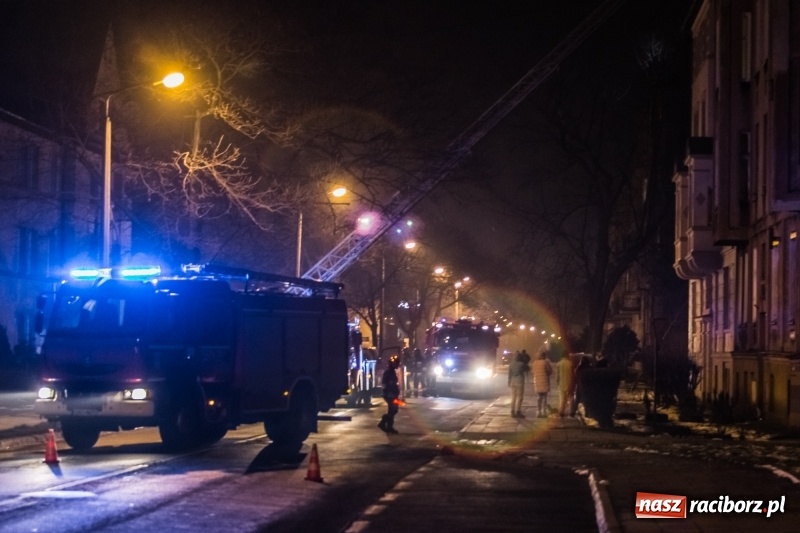 Zdjęcie w galerii na portalu naszraciborz.pl: O krok od tragedii. Ewakuacja mieszkańców kamienicy przy ul. Kościuszki  wiadomości z regionu