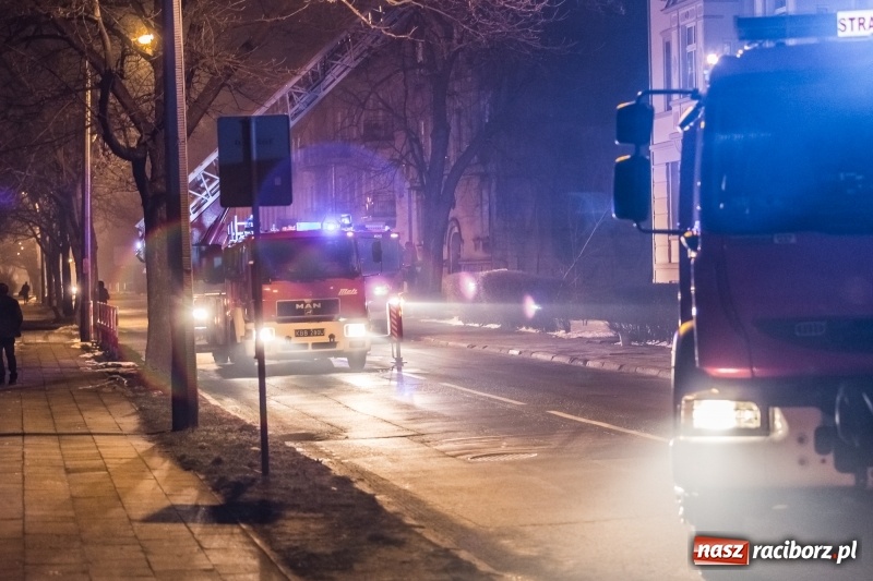 Zdjęcie w galerii na portalu naszraciborz.pl: O krok od tragedii. Ewakuacja mieszkańców kamienicy przy ul. Kościuszki  wiadomości z regionu