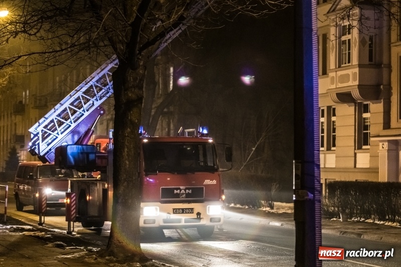 Zdjęcie w galerii na portalu naszraciborz.pl: O krok od tragedii. Ewakuacja mieszkańców kamienicy przy ul. Kościuszki  wiadomości z regionu