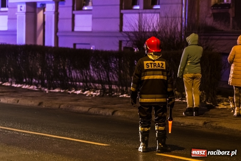 Zdjęcie w galerii na portalu naszraciborz.pl: O krok od tragedii. Ewakuacja mieszkańców kamienicy przy ul. Kościuszki  wiadomości z regionu
