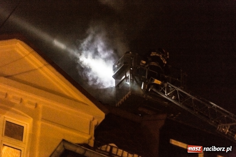 Zdjęcie w galerii na portalu naszraciborz.pl: O krok od tragedii. Ewakuacja mieszkańców kamienicy przy ul. Kościuszki  wiadomości z regionu