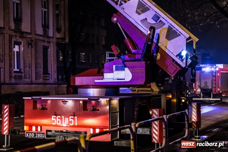 Zdjęcie w galerii na portalu naszraciborz.pl: O krok od tragedii. Ewakuacja mieszkańców kamienicy przy ul. Kościuszki  wiadomości z regionu