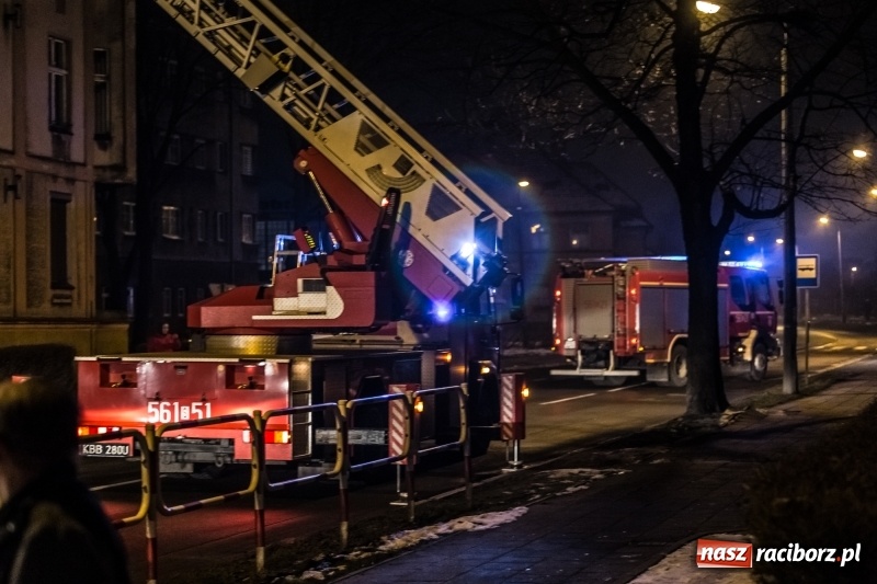 Zdjęcie w galerii na portalu naszraciborz.pl: O krok od tragedii. Ewakuacja mieszkańców kamienicy przy ul. Kościuszki  wiadomości z regionu