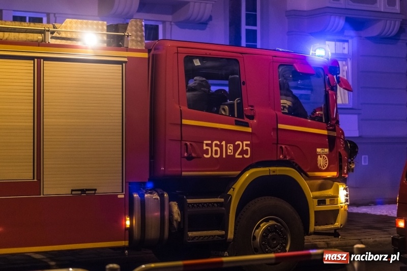 Zdjęcie w galerii na portalu naszraciborz.pl: O krok od tragedii. Ewakuacja mieszkańców kamienicy przy ul. Kościuszki  wiadomości z regionu