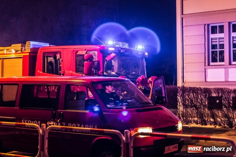 Zdjęcie w galerii na portalu naszraciborz.pl: O krok od tragedii. Ewakuacja mieszkańców kamienicy przy ul. Kościuszki  wiadomości z regionu