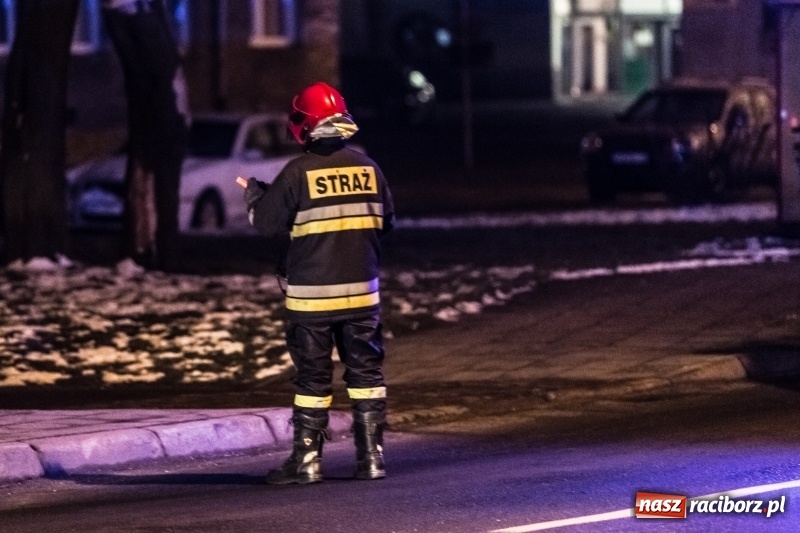 Zdjęcie w galerii na portalu naszraciborz.pl: O krok od tragedii. Ewakuacja mieszkańców kamienicy przy ul. Kościuszki  wiadomości z regionu