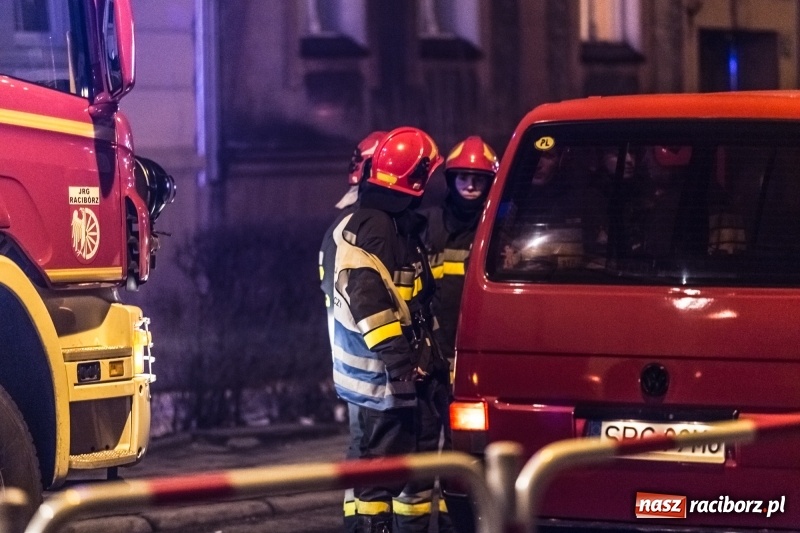 Zdjęcie w galerii na portalu naszraciborz.pl: O krok od tragedii. Ewakuacja mieszkańców kamienicy przy ul. Kościuszki  wiadomości z regionu