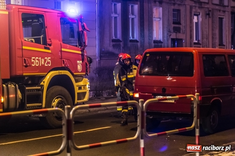 Zdjęcie w galerii na portalu naszraciborz.pl: O krok od tragedii. Ewakuacja mieszkańców kamienicy przy ul. Kościuszki  wiadomości z regionu
