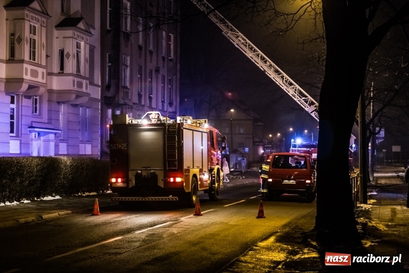 Zdjęcie w galerii na portalu naszraciborz.pl: O krok od tragedii. Ewakuacja mieszkańców kamienicy przy ul. Kościuszki  wiadomości z regionu