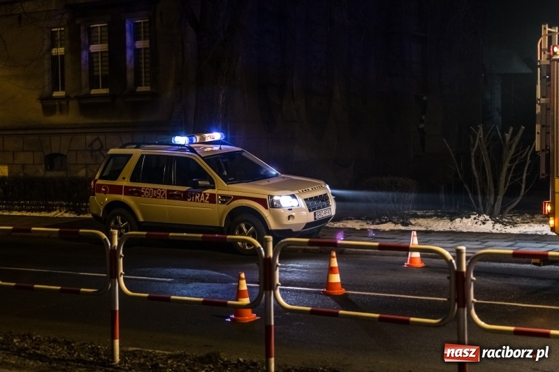 Zdjęcie w galerii na portalu naszraciborz.pl: O krok od tragedii. Ewakuacja mieszkańców kamienicy przy ul. Kościuszki  wiadomości z regionu
