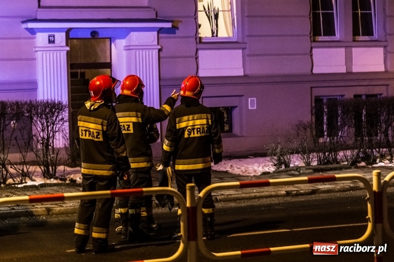 Zdjęcie w galerii na portalu naszraciborz.pl: O krok od tragedii. Ewakuacja mieszkańców kamienicy przy ul. Kościuszki  wiadomości z regionu