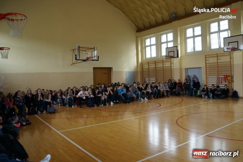 Zdjęcie w galerii na portalu naszraciborz.pl: Prelekcja dzielnicowego w II LO w Raciborzu wiadomości z regionu