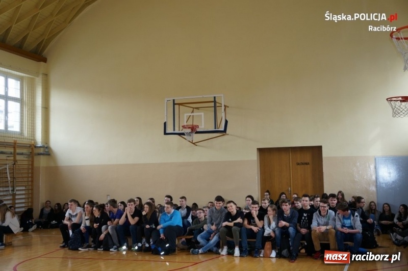 Zdjęcie w galerii na portalu naszraciborz.pl: Prelekcja dzielnicowego w II LO w Raciborzu wiadomości z regionu