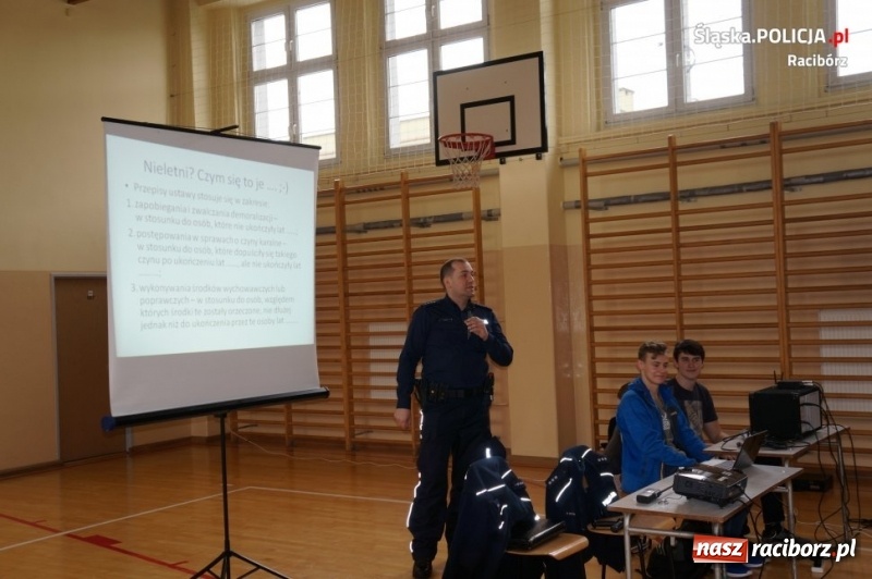 Zdjęcie w galerii na portalu naszraciborz.pl: Prelekcja dzielnicowego w II LO w Raciborzu wiadomości z regionu