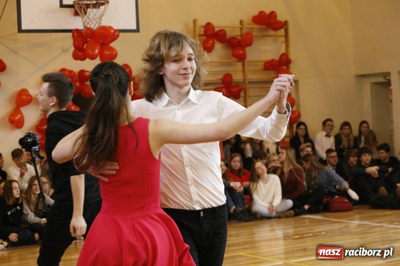 Zdjęcie w galerii na portalu naszraciborz.pl: Drugi Walentynkowy Turniej Tańca w I LO w Raciborzu wiadomości z regionu