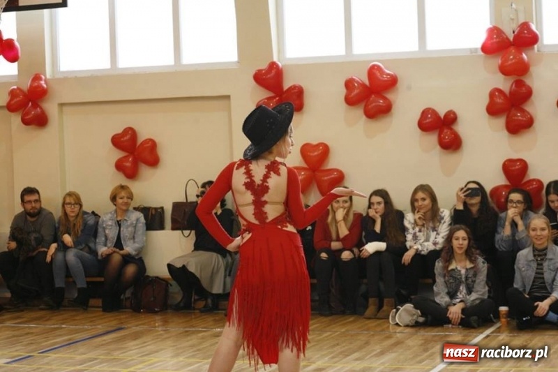 Zdjęcie w galerii na portalu naszraciborz.pl: Drugi Walentynkowy Turniej Tańca w I LO w Raciborzu wiadomości z regionu