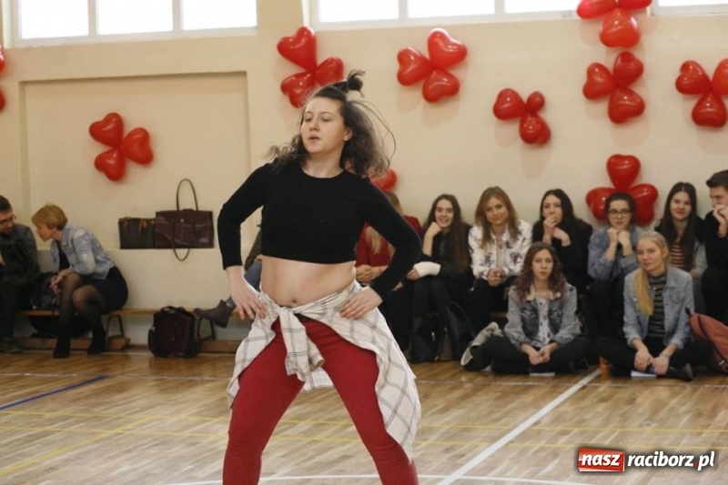 Zdjęcie w galerii na portalu naszraciborz.pl: Drugi Walentynkowy Turniej Tańca w I LO w Raciborzu wiadomości z regionu