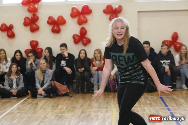 Zdjęcie w galerii na portalu naszraciborz.pl: Drugi Walentynkowy Turniej Tańca w I LO w Raciborzu wiadomości z regionu