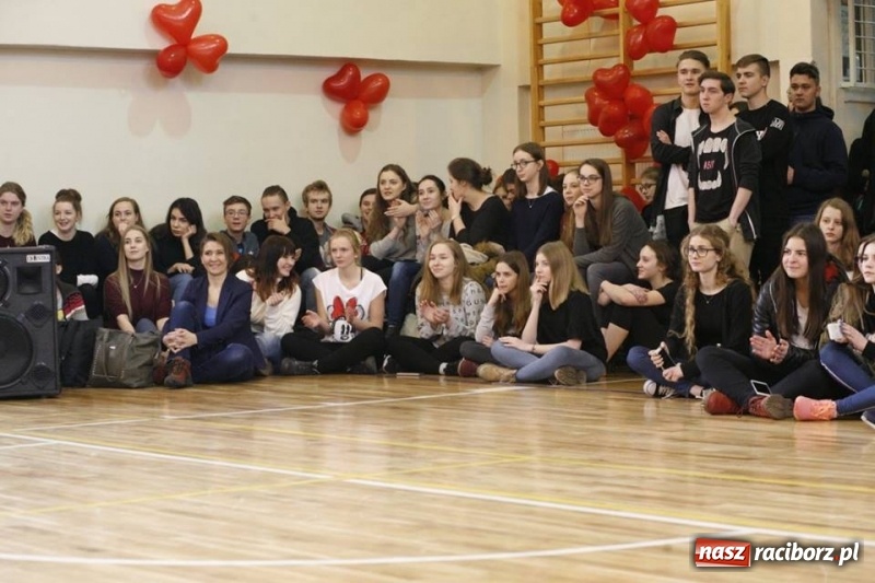 Zdjęcie w galerii na portalu naszraciborz.pl: Drugi Walentynkowy Turniej Tańca w I LO w Raciborzu wiadomości z regionu