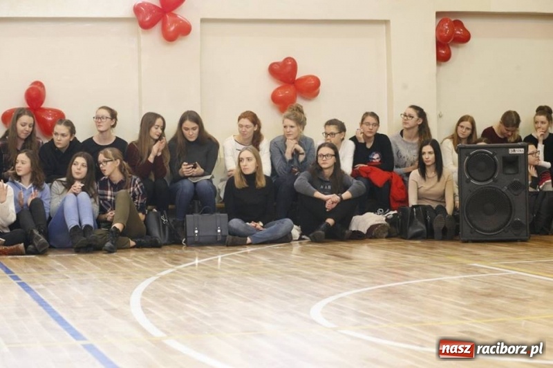 Zdjęcie w galerii na portalu naszraciborz.pl: Drugi Walentynkowy Turniej Tańca w I LO w Raciborzu wiadomości z regionu