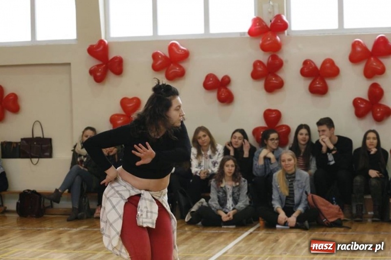Zdjęcie w galerii na portalu naszraciborz.pl: Drugi Walentynkowy Turniej Tańca w I LO w Raciborzu wiadomości z regionu