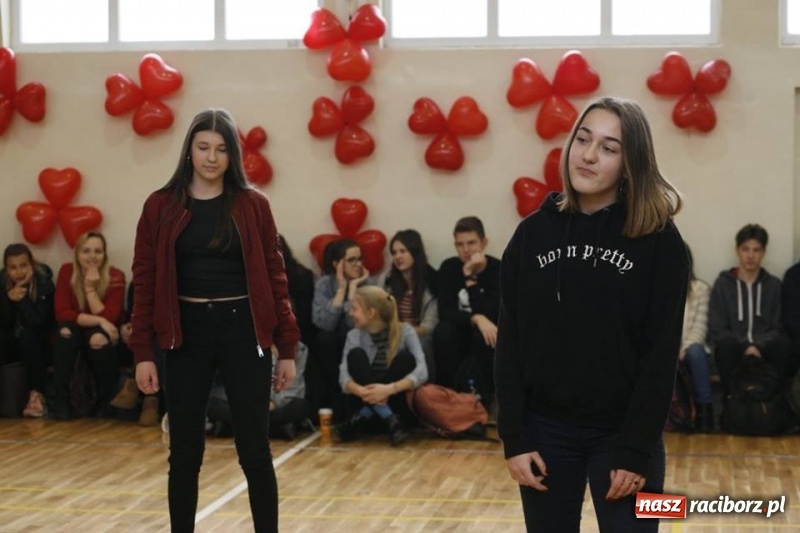 Zdjęcie w galerii na portalu naszraciborz.pl: Drugi Walentynkowy Turniej Tańca w I LO w Raciborzu wiadomości z regionu