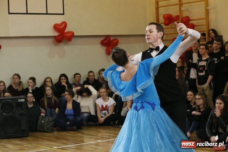 Zdjęcie w galerii na portalu naszraciborz.pl: Drugi Walentynkowy Turniej Tańca w I LO w Raciborzu wiadomości z regionu