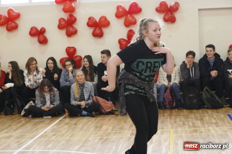 Zdjęcie w galerii na portalu naszraciborz.pl: Drugi Walentynkowy Turniej Tańca w I LO w Raciborzu wiadomości z regionu