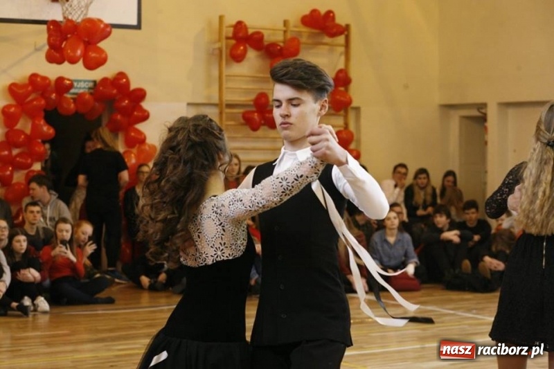 Zdjęcie w galerii na portalu naszraciborz.pl: Drugi Walentynkowy Turniej Tańca w I LO w Raciborzu wiadomości z regionu