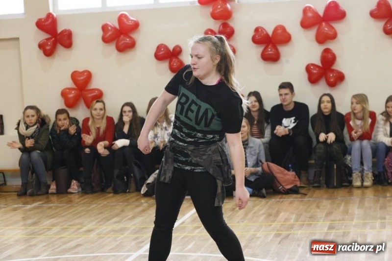 Zdjęcie w galerii na portalu naszraciborz.pl: Drugi Walentynkowy Turniej Tańca w I LO w Raciborzu wiadomości z regionu