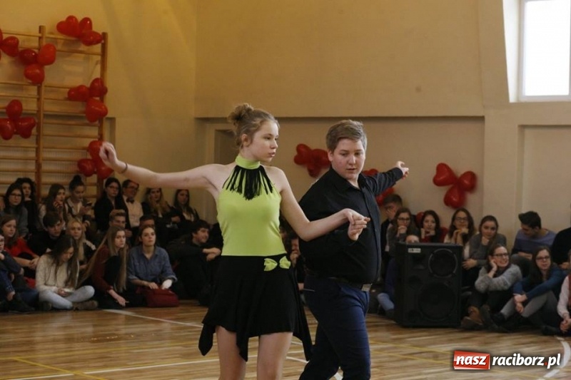 Zdjęcie w galerii na portalu naszraciborz.pl: Drugi Walentynkowy Turniej Tańca w I LO w Raciborzu wiadomości z regionu