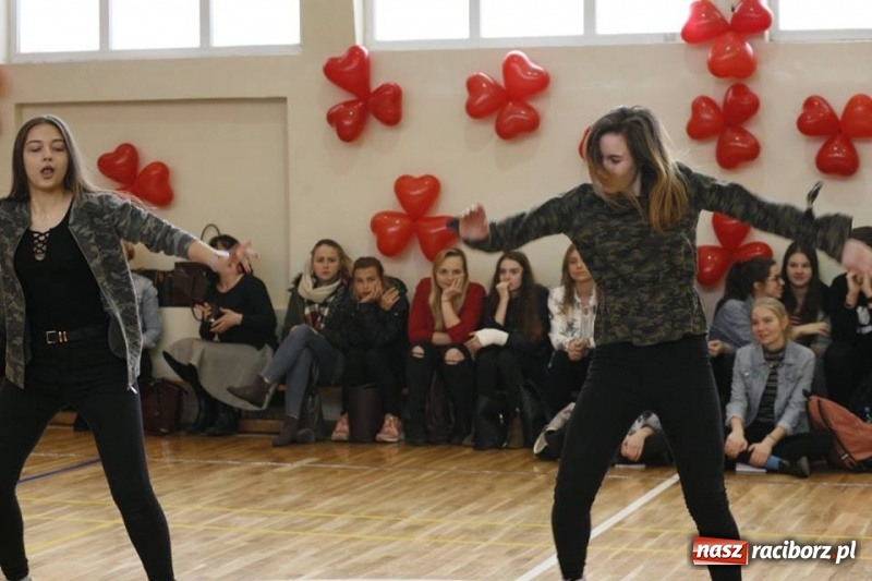 Zdjęcie w galerii na portalu naszraciborz.pl: Drugi Walentynkowy Turniej Tańca w I LO w Raciborzu wiadomości z regionu