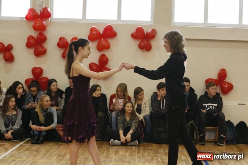 Zdjęcie w galerii na portalu naszraciborz.pl: Drugi Walentynkowy Turniej Tańca w I LO w Raciborzu wiadomości z regionu