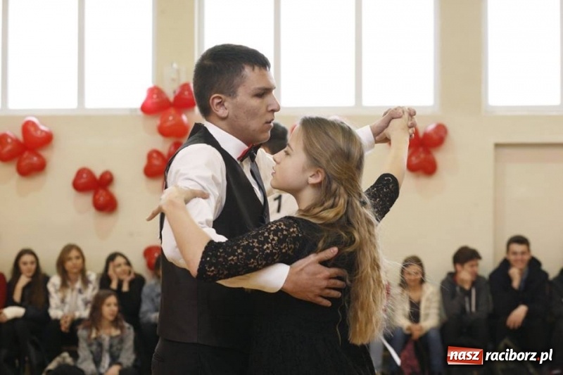 Zdjęcie w galerii na portalu naszraciborz.pl: Drugi Walentynkowy Turniej Tańca w I LO w Raciborzu wiadomości z regionu