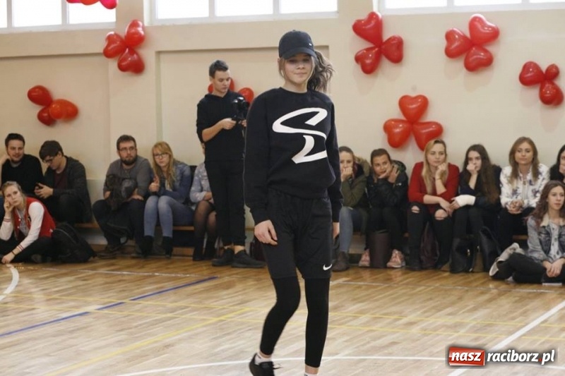 Zdjęcie w galerii na portalu naszraciborz.pl: Drugi Walentynkowy Turniej Tańca w I LO w Raciborzu wiadomości z regionu