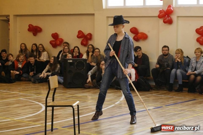 Zdjęcie w galerii na portalu naszraciborz.pl: Drugi Walentynkowy Turniej Tańca w I LO w Raciborzu wiadomości z regionu