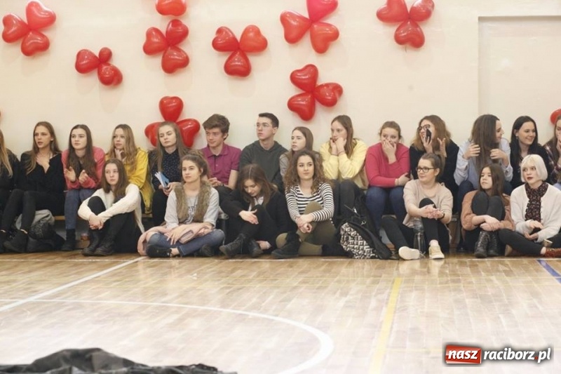Zdjęcie w galerii na portalu naszraciborz.pl: Drugi Walentynkowy Turniej Tańca w I LO w Raciborzu wiadomości z regionu