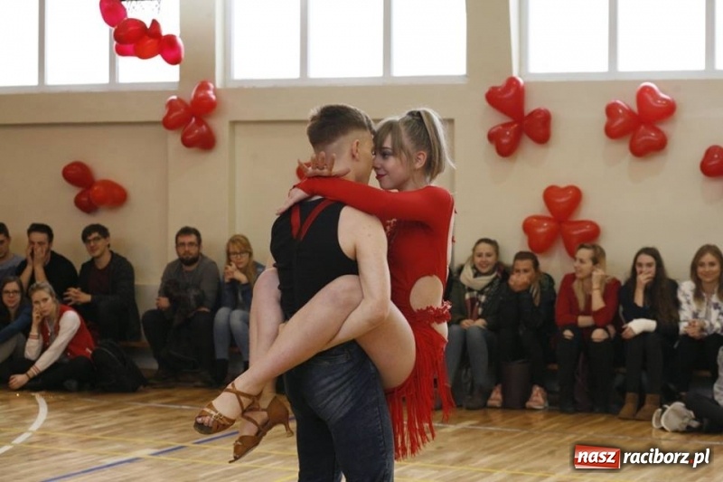 Zdjęcie w galerii na portalu naszraciborz.pl: Drugi Walentynkowy Turniej Tańca w I LO w Raciborzu wiadomości z regionu