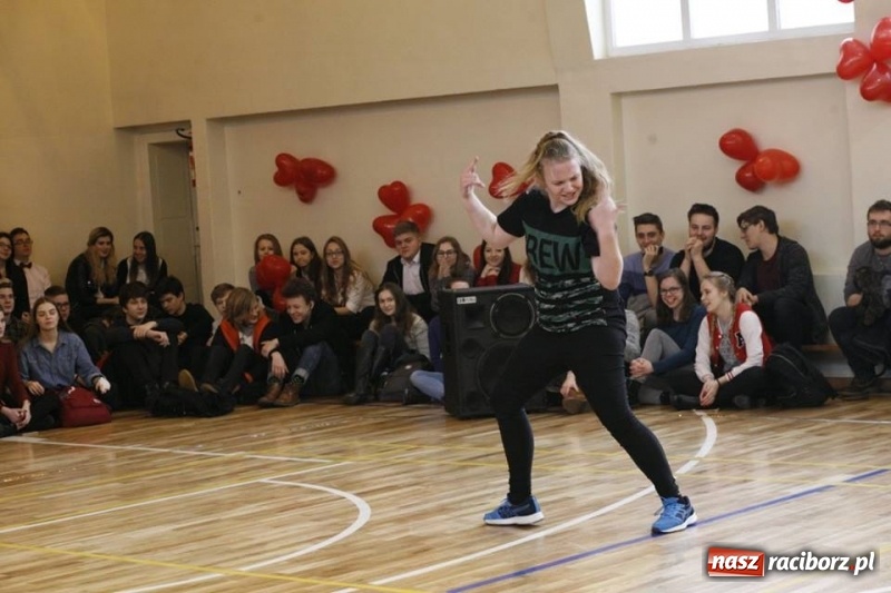 Zdjęcie w galerii na portalu naszraciborz.pl: Drugi Walentynkowy Turniej Tańca w I LO w Raciborzu wiadomości z regionu