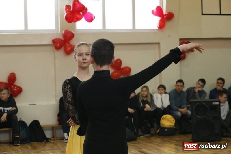 Zdjęcie w galerii na portalu naszraciborz.pl: Drugi Walentynkowy Turniej Tańca w I LO w Raciborzu wiadomości z regionu