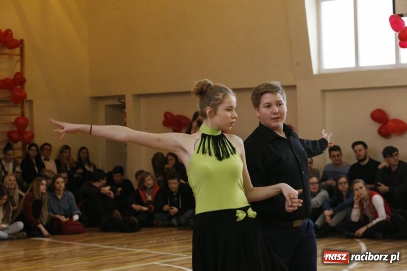 Zdjęcie w galerii na portalu naszraciborz.pl: Drugi Walentynkowy Turniej Tańca w I LO w Raciborzu wiadomości z regionu