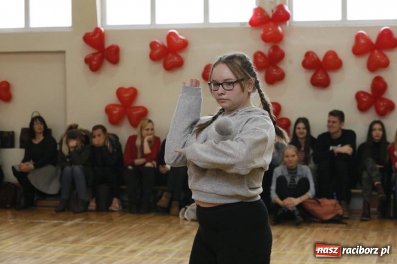 Zdjęcie w galerii na portalu naszraciborz.pl: Drugi Walentynkowy Turniej Tańca w I LO w Raciborzu wiadomości z regionu