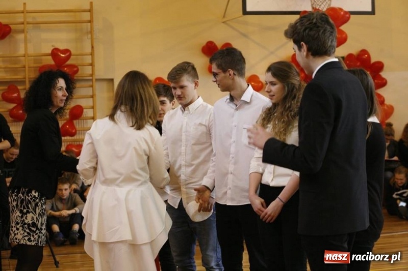 Zdjęcie w galerii na portalu naszraciborz.pl: Drugi Walentynkowy Turniej Tańca w I LO w Raciborzu wiadomości z regionu